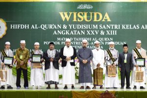 Ustadz Adi Hidayat Beri Hadiah Umroh kepada 14 Wisudawan/wati Ma’had Tahfidh beserta Walinya
